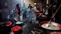 Pekerja saat membuat dodol dan kue keranjang di pabrik rumahan Nyonya Lauw, Jalan Bouraq, Tangerang, Banten, Jumat (29/1/2021).