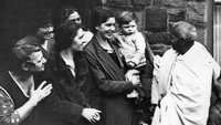 Tahun 1888, tepat saat usianya menginjak 18, Gandhi berkesempatan ke London, Inggris untuk belajar ilmu hukum. Studinya diselesaikan pada 1891 dan sukses menjadi pengacara. Saat itu juga Gandhi lantas kembali ke India.