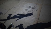 Menjauh dari politik, Gandhi lebih memilih untuk pendidikan hingga kemiskinan yang melanda kawasan pedesaan India. Gerakan nonkekerasan yang ditempuh Gandhi melawan penjajahan Inggris menginspirasi dunia.