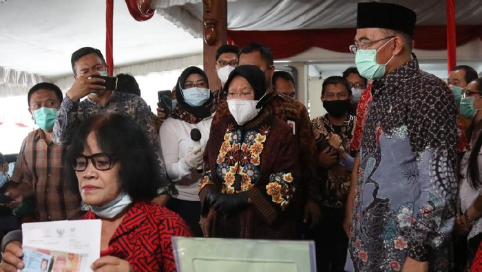 Menko Muhadjir dan Mensos Risma serahkan bantuan tunai ke warga Solo, Jawa Tengah
