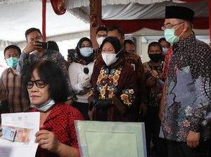 Kunker ke Solo, Muhadjir-Risma Salurkan Bantuan Tunai ke Warga