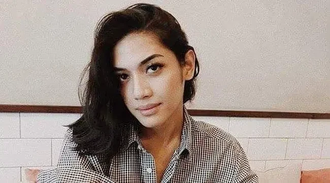 Dari berambut cepak, lama-lama transgender 21 tahun itu mulai memanjangkan rambutnya.  Foto: Instagram