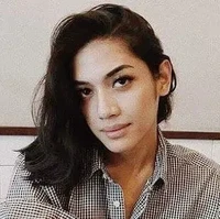 Dari berambut cepak, lama-lama transgender 21 tahun itu mulai memanjangkan rambutnya.  Foto: Instagram