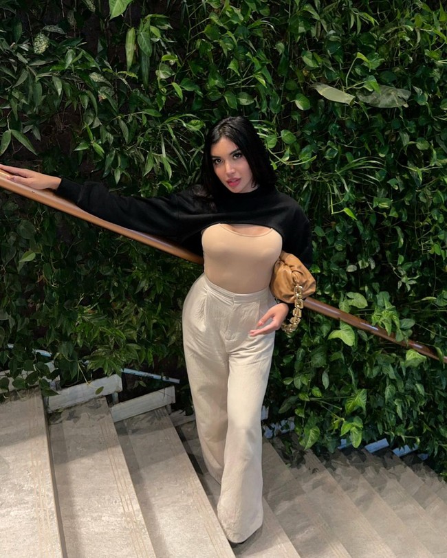 Selebgram tersebut pun berubah menjadi transgender dengan melakukan operasi pembesaran payudara.  Foto: Instagram