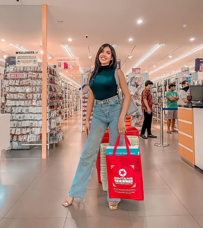 Karena di beberapa kesempatan, kelamin Millen memang tampak tidak ada tonjolan ketika ia mengenakan pakaian ketat. Sampai saat ini masih menjadi teka-teki tentang perubahan kelaminnya. Itu masih dirahasiakan biar kalian semua penasaran. Jadi tanda tanya semua, ucap Millen Cyrus dalam channel Youtube Atta Halilintar.  Foto: Instagram