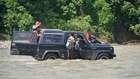 Namun jika musim penghujan air sungai deras aktivitas belajar pun lumpuh. Begitu juga dengan pemasaran komoditas pertanian ke ibukota provinsi Aceh terhenti karena tidak ada jalan alternatif lain.