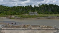 Diketahui jembatan gantung di wilayah tersebut putus pada tahun 2004. Setelahnya menurut aparat desa, pada tahun 2008 dibangun jembatan kontruksi beton rangka baja. Namun sayangnya, hingga kini pembangunan jembatan tersebut belum tuntas.