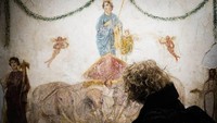 Di sini kita bisa melihat pameran dari temuan-temuan para arkeolog akan kota Romawi Kuno. Ada dinding fresco dari bekas via-vila, hingga grafiti yang digali para arkeolog. 