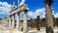 Kota Pompeii hancur pada tahun 79 M akibat letusan Gunung Vesuvius. Sekarang, lokasinya dijadikan ruang pameran dan diresmikan oleh pemerintah Italia.