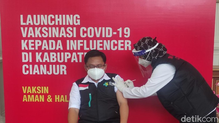 Nakes di Cianjur jalani vaksinasi COVID-19.