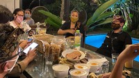 Selain berdiskusi, keduanya juga tampak malan malam bareng di kediaman Ni Luh Djelantik (@Ni Luh Djelantik/Instagram)