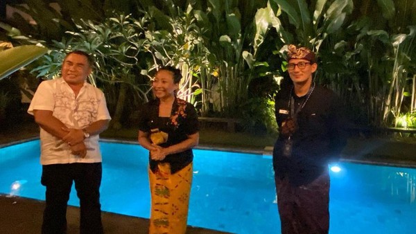 Tidak sendiri, Sandiaga juga mengajak serta jajarannya serta pelaku stakeholder pariwisata Bali untuk berdiskusi (@Ni Luh Djelantik/Instagram) Tidak sendiri, Sandiaga juga mengajak serta jajarannya serta pelaku stakeholder pariwisata Bali untuk berdiskusi (@Ni Luh Djelantik/Instagram)