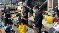 Kunjungan ke bengkel Ni Luh Djelantik atau yang akrab disapa mbok Niluh itu berlangsung pada hari pertama Sandiaga berkantor di Bali, Kamis malam (28/1) (@Ni Luh Djelantik/Instagram)
