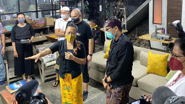 Kunjungan ke bengkel Ni Luh Djelantik atau yang akrab disapa mbok Niluh itu berlangsung pada hari pertama Sandiaga berkantor di Bali, Kamis malam (28/1) (@Ni Luh Djelantik/Instagram) Kunjungan ke bengkel Ni Luh Djelantik atau yang akrab disapa mbok Niluh itu berlangsung pada hari pertama Sandiaga berkantor di Bali, Kamis malam (28/1) (@Ni Luh Djelantik/Instagram)