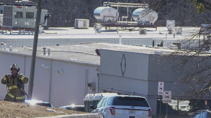 Nitrogen Cair Bocor, 6 Orang Tewas A Hall County firefighter leaves following a liquid nitrogen leak that killed six people at Prime Pak Foods, a poultry plant, on Thursday, Jan. 28, 2021, in Gainesville, Ga. (AP Photo/John Bazemore)