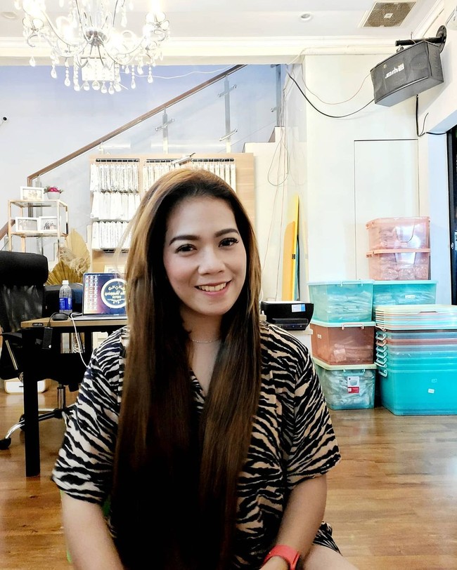 Bisnisnya laku keras hingga bisa beli rumah dan mobil mewah, berapa pendapatan Olla? Dalam acara Sobat Misqueen Trans 7, ia mengaku bisa mengantongi Rp 150 juta dalam sehari saat jualan sedang sepi. Foto: Instagram @ollashopingdepok