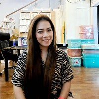 Bisnisnya laku keras hingga bisa beli rumah dan mobil mewah, berapa pendapatan Olla? Dalam acara Sobat Misqueen Trans 7, ia mengaku bisa mengantongi Rp 150 juta dalam sehari saat jualan sedang sepi. Foto: Instagram @ollashopingdepok