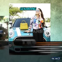 Dalam acara tersebut, Olla membawa kedua host untuk mengunjungi rumah mewahnya dengan mobil yang baru dibeli. Selain mobil seharga Rp 1 miliaran, wanita tersebut juga menunjukkan koleksi tas parfum, tas hingga sepatu dari brand-brand kenamaan. Ditampilkan pula kamar mandi senilai ratusan juta sampai total harga penampilannya hari itu yang mencapai Rp 344 jutaan. Foto: YouTube Trans7 Official