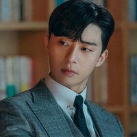 8. Park Seo JoonTak heran jika Park Seo Joon sering masuk daftar aktor Korea tertampan. Pesonanya yang maskulin memang dikenal bikin wanita betah menonton dramanya seharian. Kali ini pemain Itaewon Class tersebut ada di posisi delapan. Foto: (dok. ist)