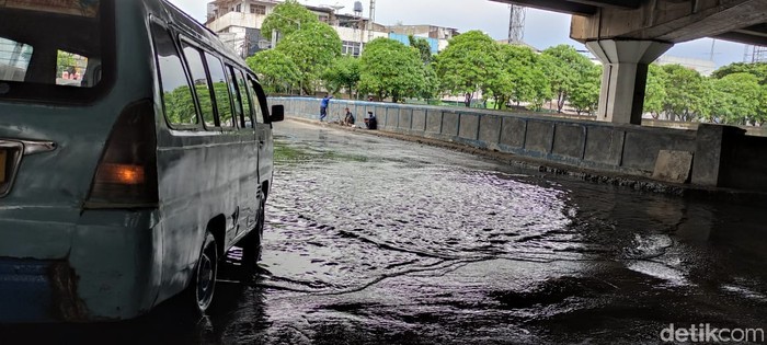 Pasukan biru memplester pagar Jembatan Lodan Raya di Jl RE Martadinata, Ancol, 29 Januari 2021. (Taufieq RA/detikcom)