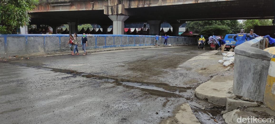 Pasukan biru memplester pagar Jembatan Lodan Raya di Jl RE Martadinata, Ancol, 29 Januari 2021. (Taufieq RA/detikcom)