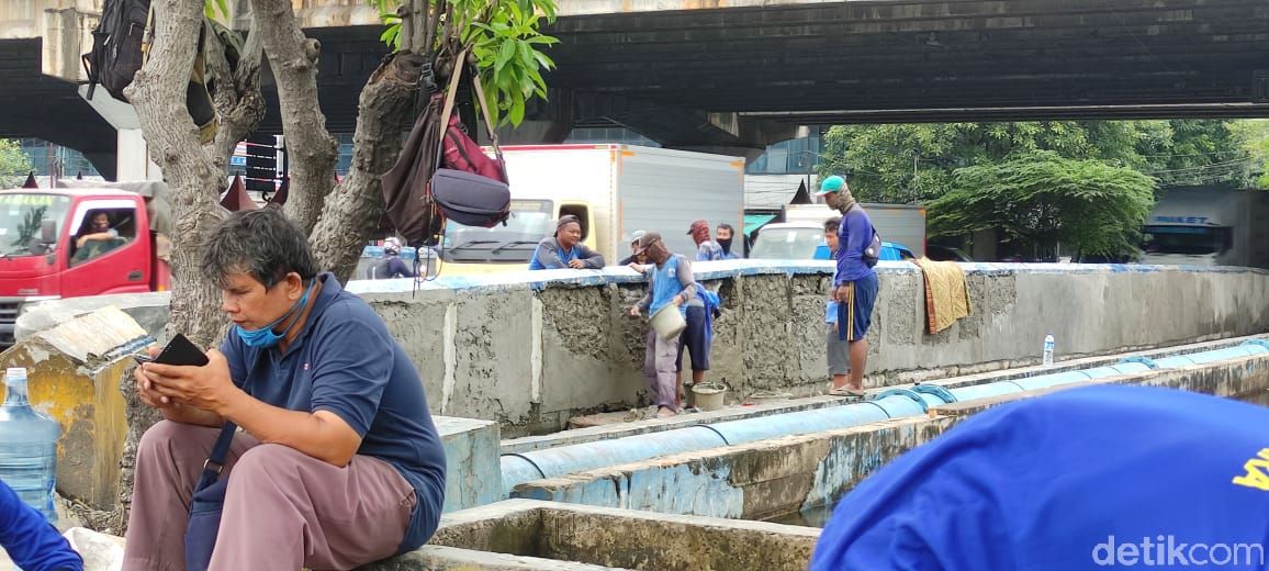 Pasukan biru memplester pagar Jembatan Lodan Raya di Jl RE Martadinata, Ancol, 29 Januari 2021. (Taufieq RA/detikcom)