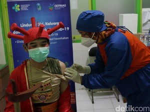Sosialisasi Vaksinasi, Nakes Puskesmas di Kota Kediri Berbaju Wayang