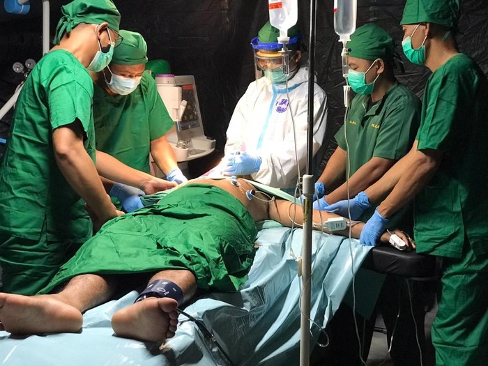 Operasi patah tulang di RS Lapangan TNI AD Mamuju yang ditangani oleh dr. Agus Wahyudi, Sp OT dari RS TNI AD Ridwan Meuraksa Jakarta