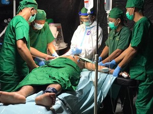 RS Darurat TNI AD Mamuju Tangani Operasi Patah Tulang Korban Gempa