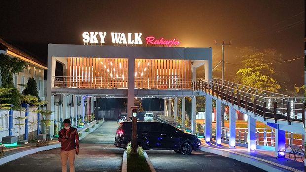 Penampakan Skywalk Raharja