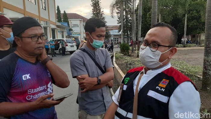 Petugas PLN ULP Kisaran tiba di RSUD HAMS Kisaran, yang nyaris memutus aliran listik. (Perdana Ramadhan/detikcom)