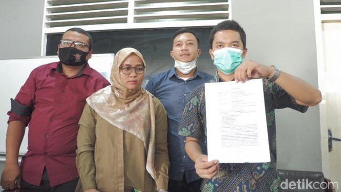 Pihak keluarga angkat bicara soal penembakan terhadap Deki Golok diduga memicu perusakan terhadap Mapolsek Sungai Pagu Solok Selatan (Jeka Kampai/detikcom)
