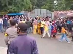Saat Polisi Bubarkan Kerumunan Warga di Lokasi Syuting Sinetron
