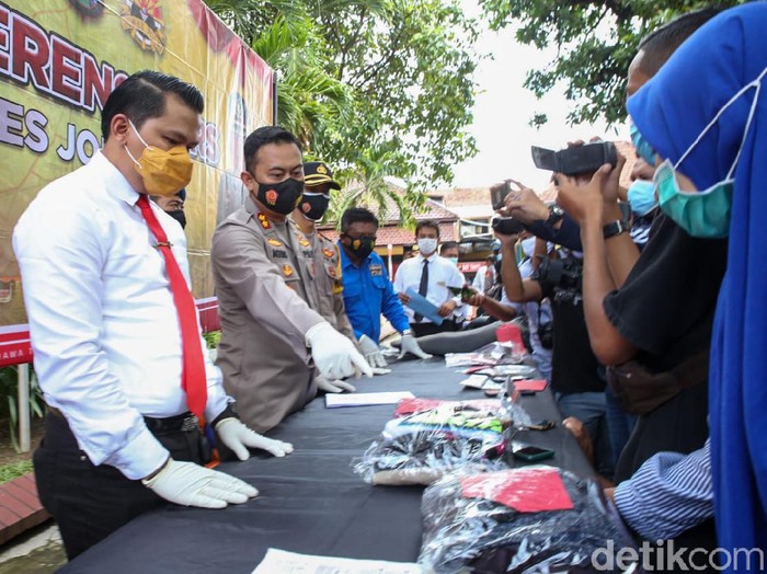 polisi pamerkan barang bukti pelaku persetubuhan gadis warkop
