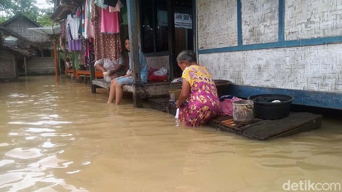 Banjir di Pandeglang, Banten, meluas akibat intensitas hujan yang tinggi. Tercatat, ada 7 kecamatan yang terkena banjir.