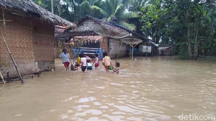 Banjir di Pandeglang, Banten, meluas akibat intensitas hujan yang tinggi. Tercatat, ada 7 kecamatan yang terkena banjir.