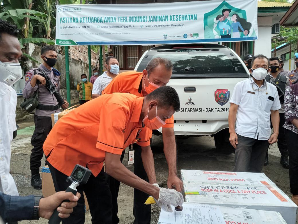 PT Pos Indonesia (Persero) mendistribusikan vaksin COVID-19 tahap pertama ke Maluku dan Nusa Tenggara Timur.