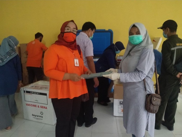 PT Pos Indonesia (Persero) mendistribusikan vaksin COVID-19 tahap pertama ke Maluku dan Nusa Tenggara Timur.
