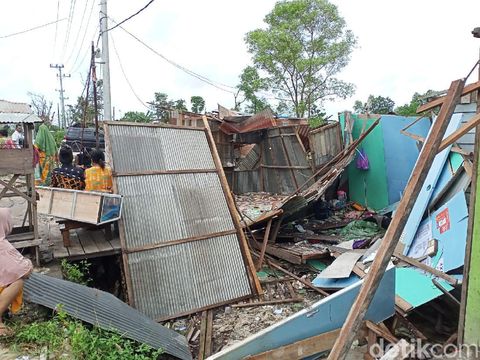 Puting beliung landa Banjarbaru. Dua warga terluka dan sejumlah bangunan mengalami kerusakan (M Risanta/detikcom)