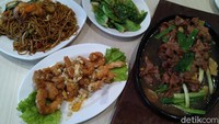 Aneka menu seperti mie goreng, fuyunghai hingga sapo tahu bisa jadi pilihan. Semua makanan diolah mendadak saat ada pengunjung yang memesan jadi dijamin rasanya masih segar dan pastinya hangat. Foto: detikFood/Devi S. Lestari