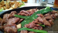 Irisan daging sapi dan saus kentalnya masih bergolak saat disajikan. Selain irisan daging sapi, ada juga bawang putih, jahe dan daun bawang yang menjadi bumbu pelengkap hotplate sapi ini. Rasanya gurih manis dengan tekstur daging empuk. Foto: detikFood/Devi S. Lestari