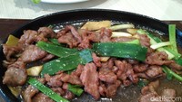 Ada menu hotplate sapi (Rp 50 ribu). Sesuai dengan namanya, seporsi olahan daging sapi ini disajikan di atas hot plate alias piring panas. Foto: detikFood/Devi S. Lestari
