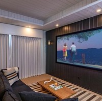 Inilah bioskop pribadi yang luas dan dilengkapi sofa besar untuk kenyamanan maksimal saat nonton film. Foto: Dok. Realtor