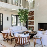 Rumah utama pun tak kalah dilengkapi berbagai fasilitas bak hotel. Beberapa di antaranya bioskop pribadi, tempat spa, serta ruang tamu luas bernuansa atrium. Foto: Dok. Realtor