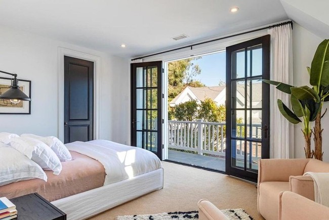 Kamar utama dilengkapi balkon yang dibatasi pintu besar bergaya Prancis. Dari balkon, pasangan yang sudah beberapa tahun menjalin asmara ini bisa menikmati keindahan sepanjang pantai di Malibu. Foto: Dok. Realtor