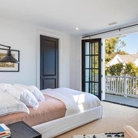 Kamar utama dilengkapi balkon yang dibatasi pintu besar bergaya Prancis. Dari balkon, pasangan yang sudah beberapa tahun menjalin asmara ini bisa menikmati keindahan sepanjang pantai di Malibu. Foto: Dok. Realtor