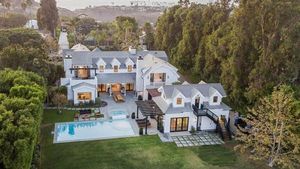 Mantap Tinggal Bareng, Ini Rumah Baru Chris Martin dan Dakota Johnson