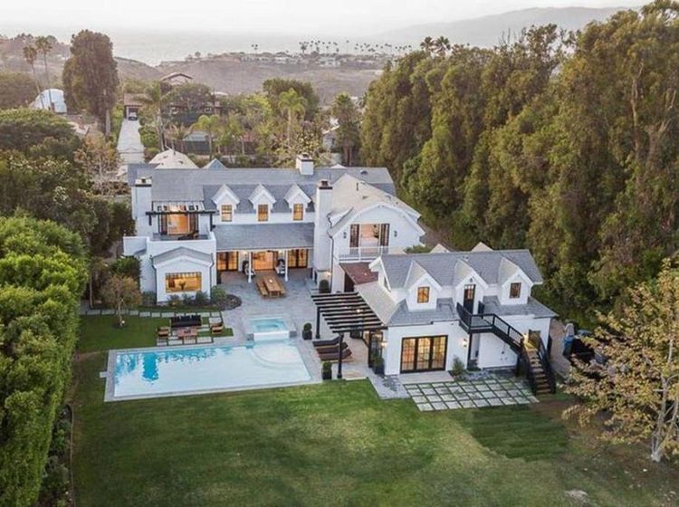 Mantap Tinggal Bareng, Ini Rumah Baru Chris Martin dan Dakota Johnson