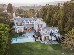 Mantap Tinggal Bareng, Ini Rumah Baru Chris Martin dan Dakota Johnson