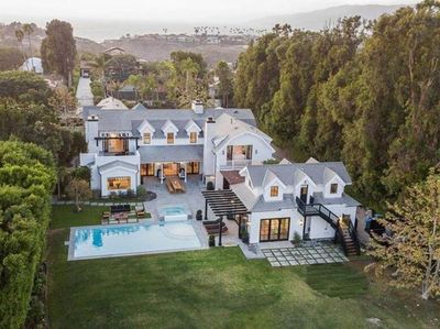 Mantap Tinggal Bareng, Ini Rumah Baru Chris Martin dan Dakota Johnson